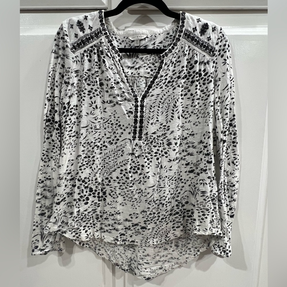 Lucky Brand size M, long sleeve floral hi-lo top, gorgeous embroidered details